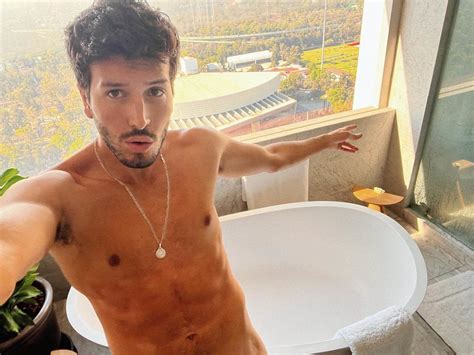 sebastian yatra desnudó|Sebastián Yatra aparece desnudo y todos se fijan en lo que se .